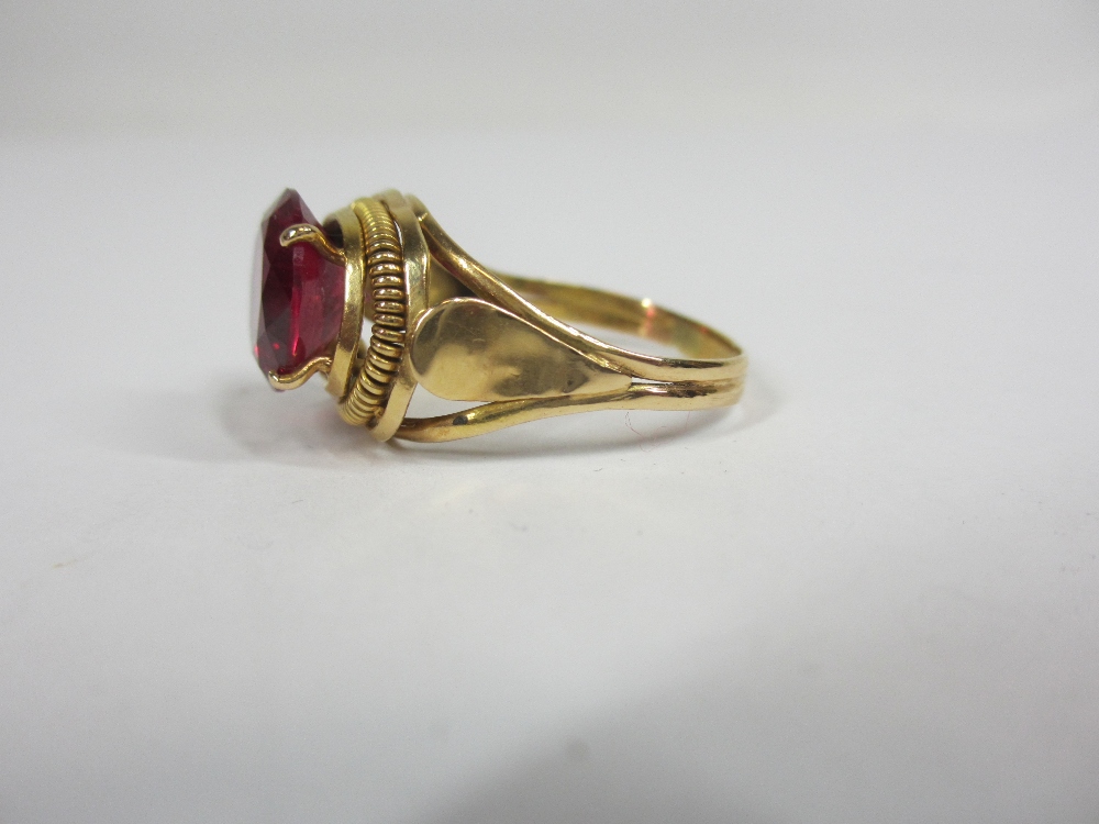 EGYPTIAN GOLD & SOLITAIRE RUBY RING - 10mm diameter stone, indistinct character mark to the gold, - Image 3 of 3