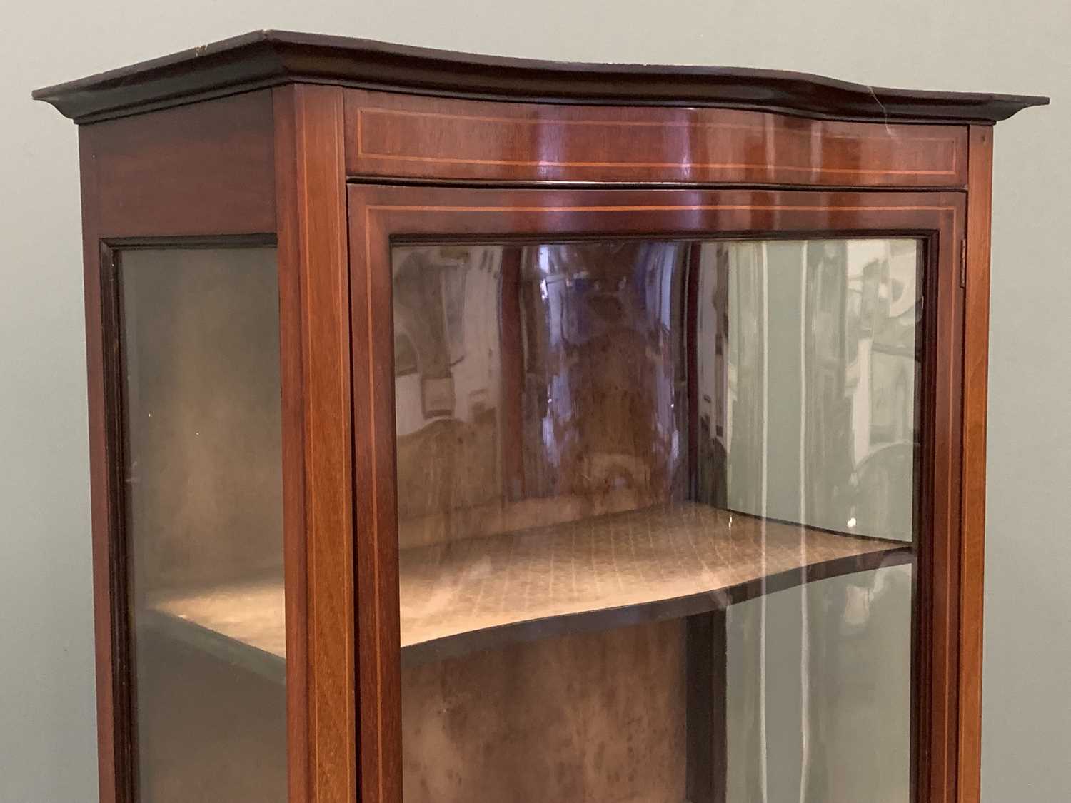 EDWARDIAN MAHOGANY INLAID DISPLAY CABINET on tapered supports and spade feet, with serpentine front, - Image 3 of 4