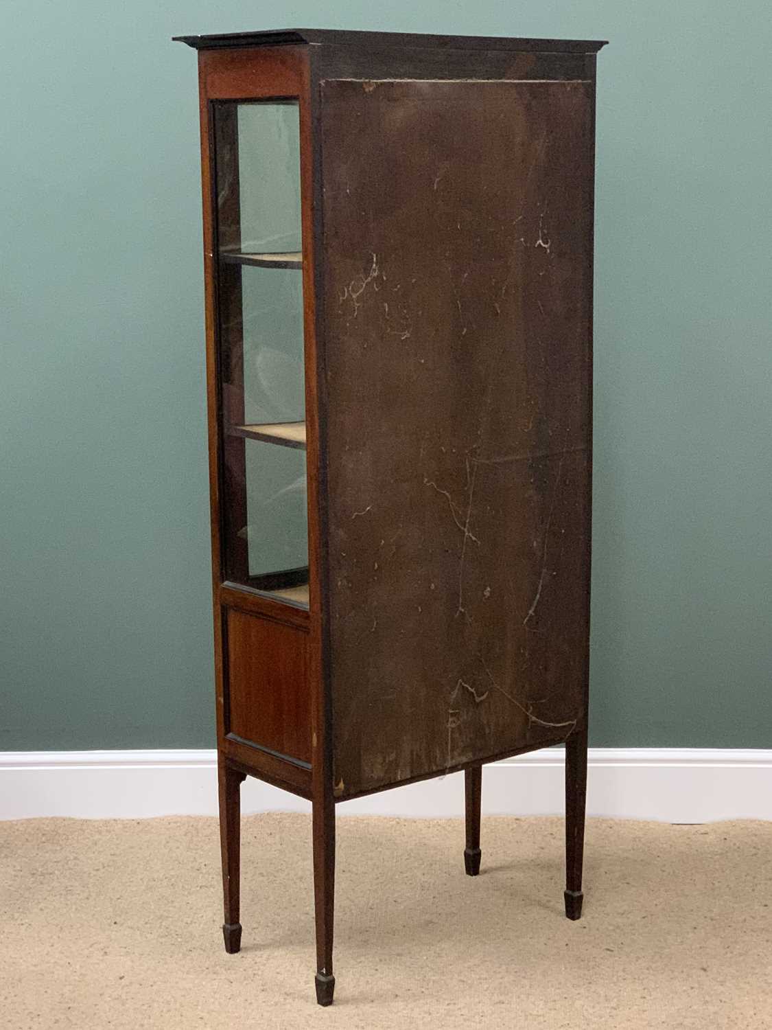 EDWARDIAN MAHOGANY INLAID DISPLAY CABINET on tapered supports and spade feet, with serpentine front, - Image 4 of 4