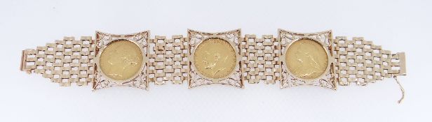 9CT GOLD THREE SOVEREIGN BRACELET of tablet and gate link design, comprising sovereigns dated