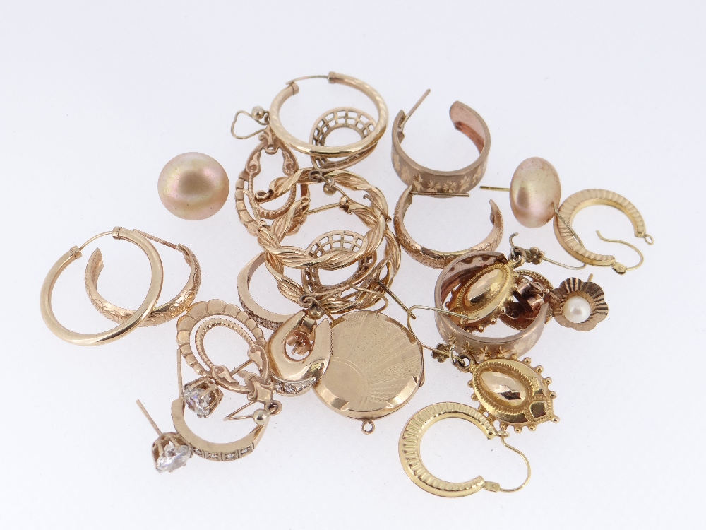 ASSORTED MAINLY 9CT GOLD JEWELLERY comprising nine pairs of 9ct gold...