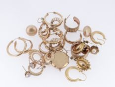ASSORTED MAINLY 9CT GOLD JEWELLERY comprising nine pairs of 9ct gold earrings, a further two