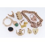 ASSORTED GOLD JEWELLERY comprising 9ct gold curb link chain and padlock, 9ct gold traffic light