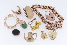 ASSORTED GOLD JEWELLERY comprising 9ct gold curb link chain and padlock, 9ct gold traffic light