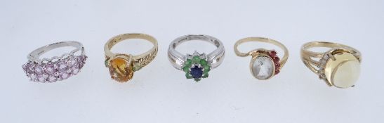 FIVE MODERN GOLD RINGS, comprising 9K white gold blue sapphire & tsavorite ring, 9K yellow gold