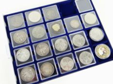 ASSORTED COLLECTABLE COINS comprising various crowns including Victorian examples dated 1889, 2 x