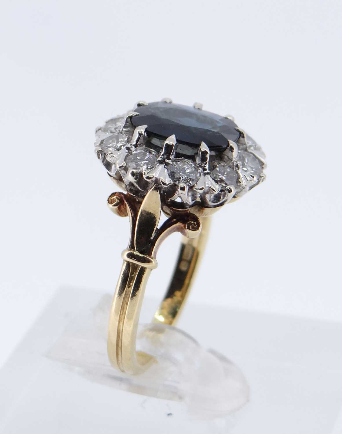 18CT GOLD SAPPHIRE & DIAMOND CLUSTER RING - Image 3 of 10