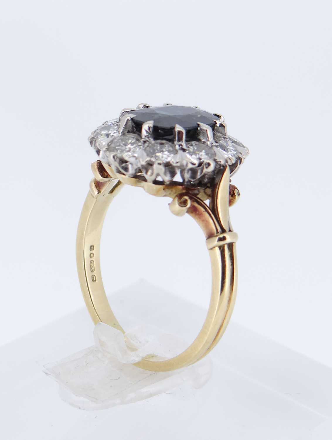 18CT GOLD SAPPHIRE & DIAMOND CLUSTER RING - Image 4 of 10