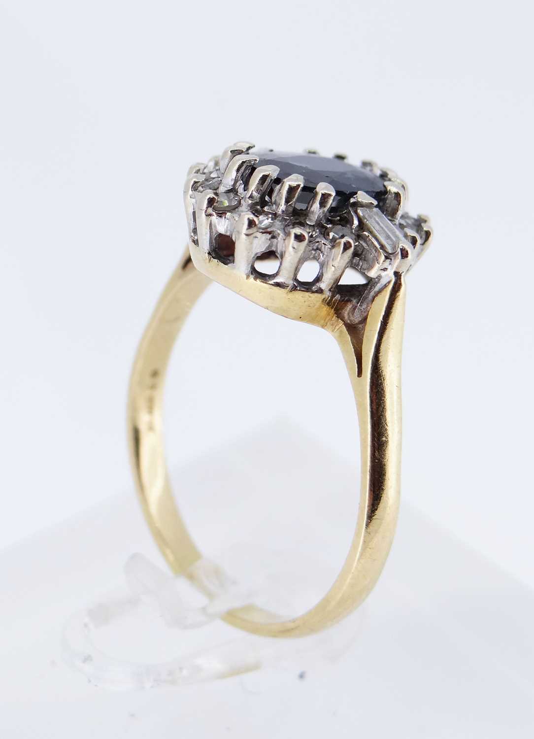 18CT GOLD SAPPHIRE & DIAMOND CLUSTER RING - Image 2 of 8