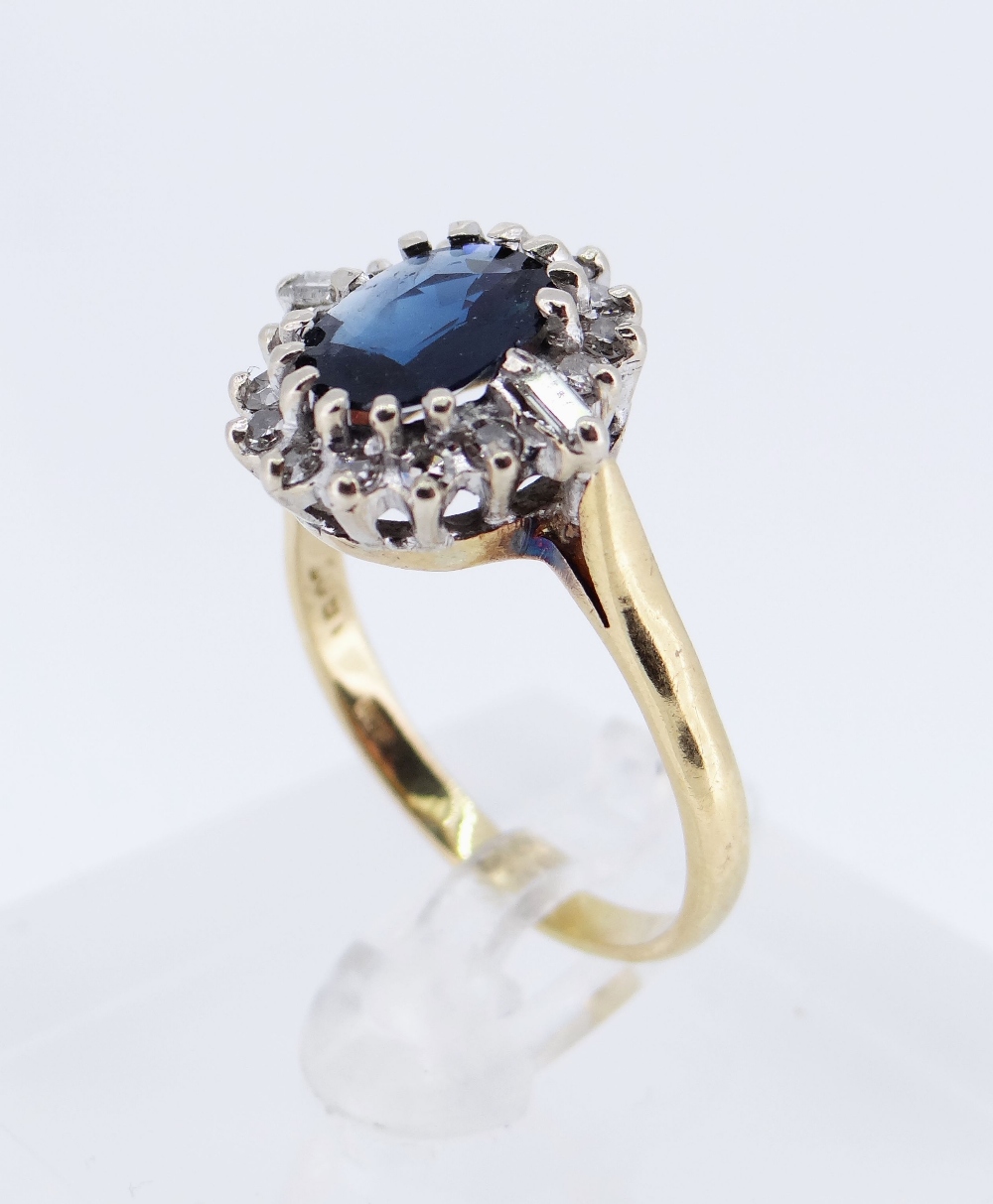 18CT GOLD SAPPHIRE & DIAMOND CLUSTER RING - Image 7 of 8