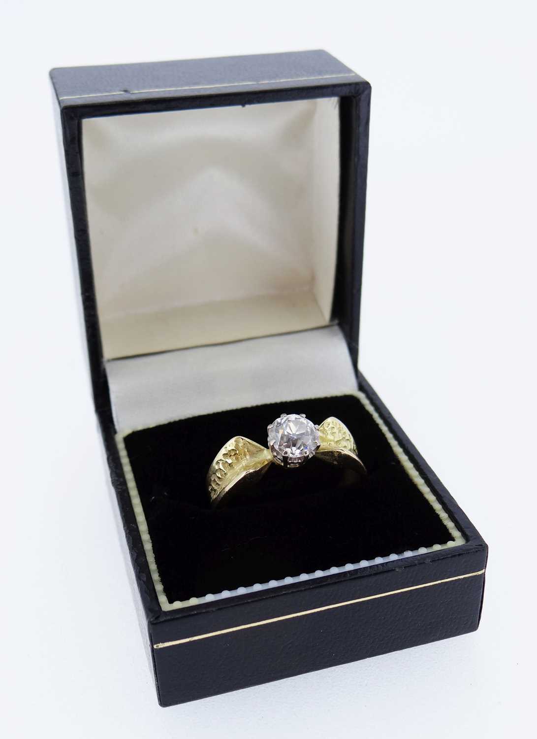 18CT GOLD SOLITAIRE DIAMOND RING - Image 6 of 12