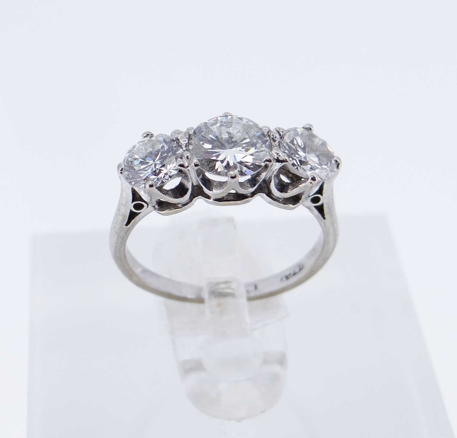 18CT WHITE GOLD THREE STONE DIAMOND RING - Image 2 of 6