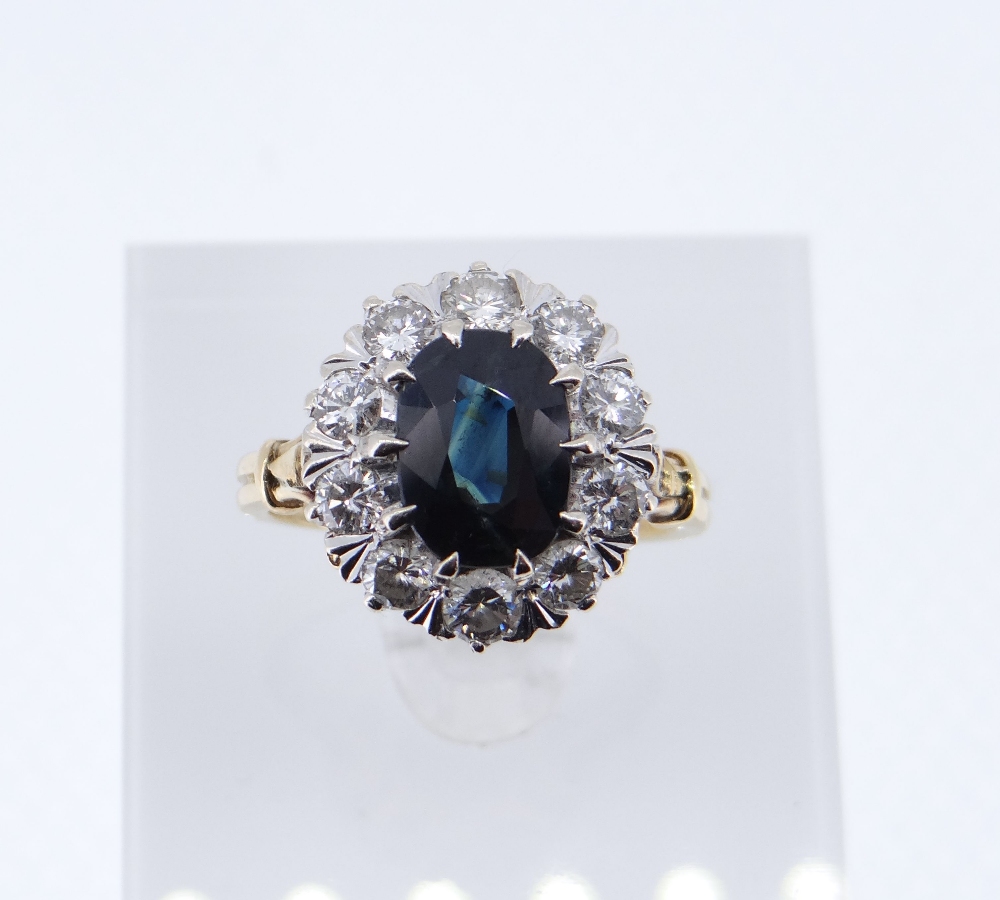 18CT GOLD SAPPHIRE & DIAMOND CLUSTER RING - Image 6 of 10