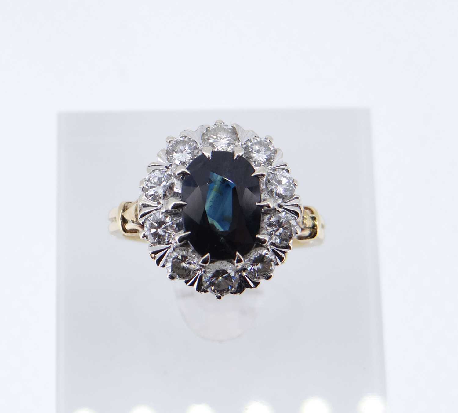 18CT GOLD SAPPHIRE & DIAMOND CLUSTER RING