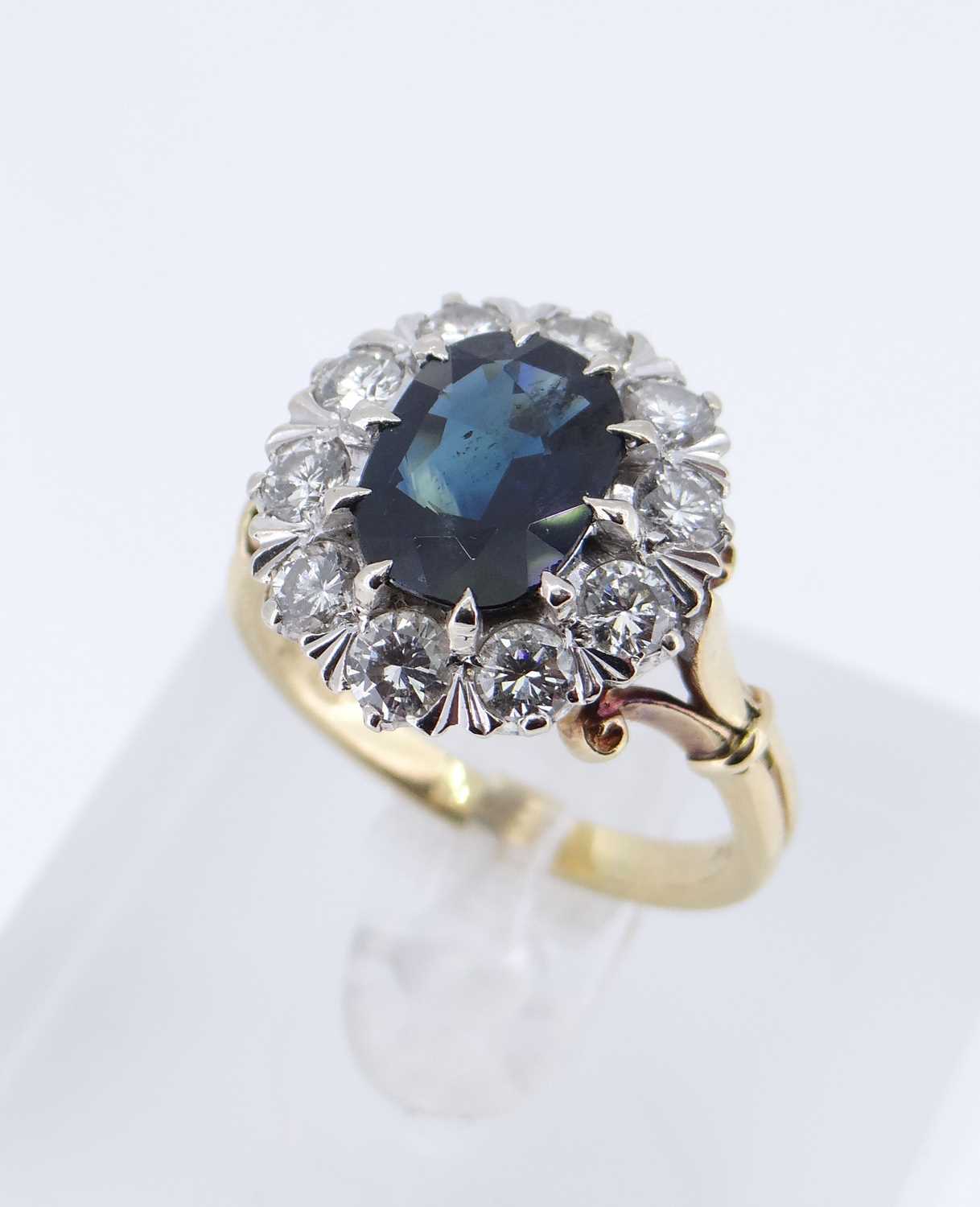 18CT GOLD SAPPHIRE & DIAMOND CLUSTER RING - Image 5 of 10