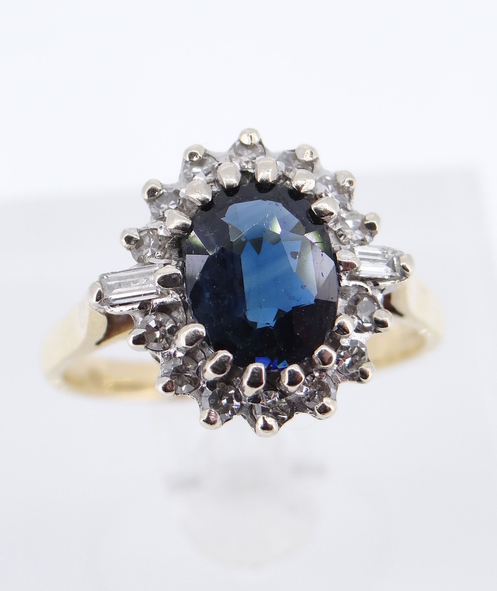 18CT GOLD SAPPHIRE & DIAMOND CLUSTER RING - Image 5 of 8