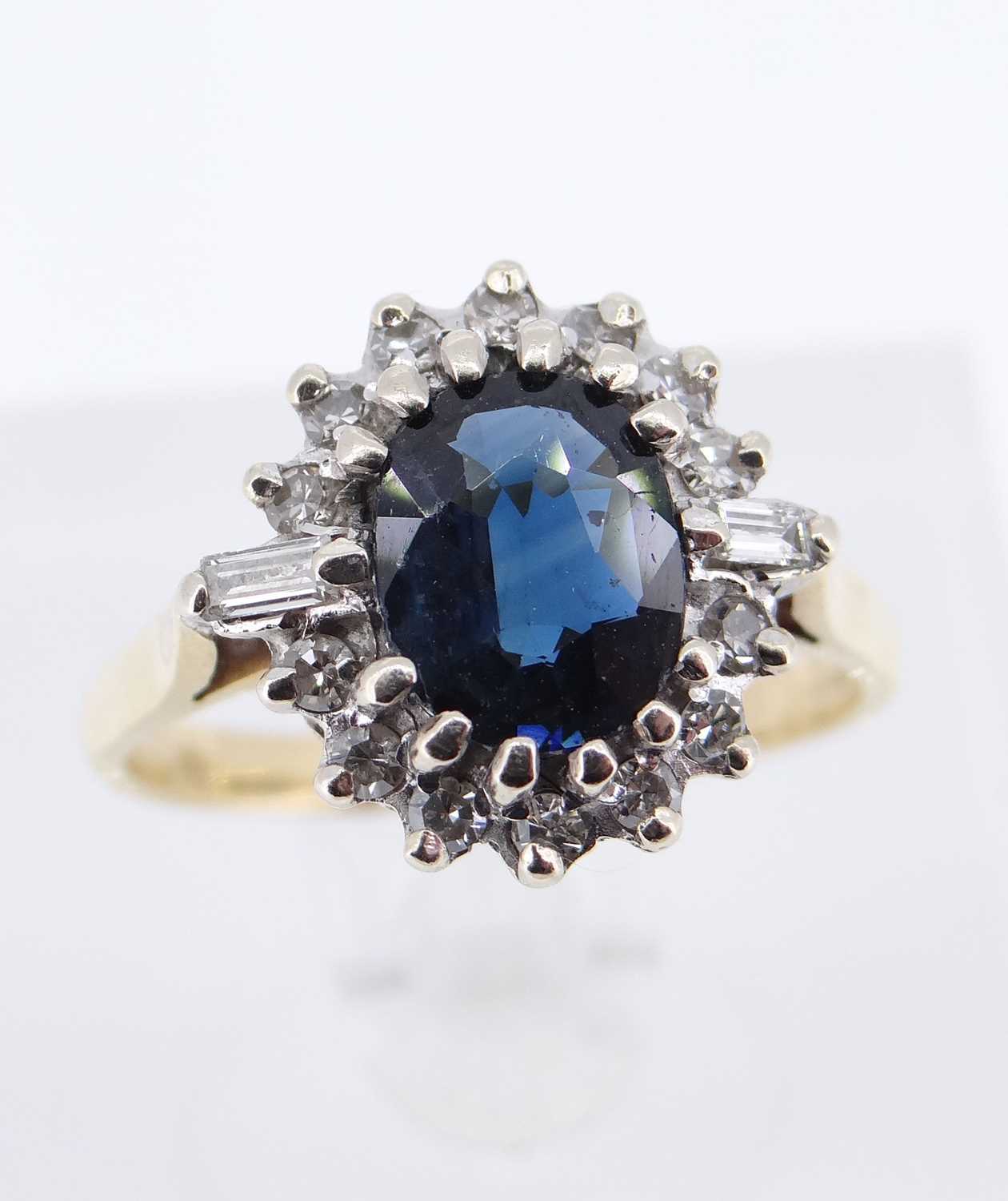 18CT GOLD SAPPHIRE & DIAMOND CLUSTER RING