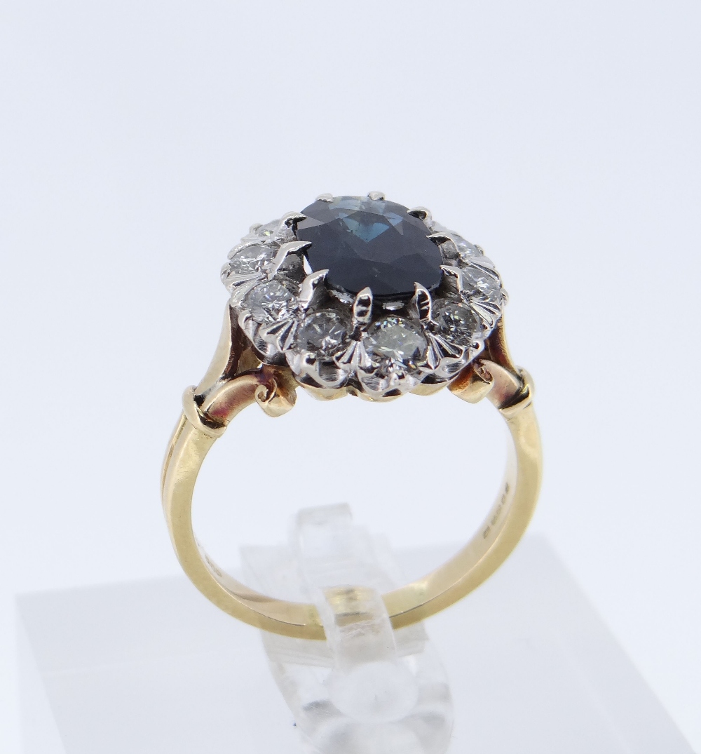 18CT GOLD SAPPHIRE & DIAMOND CLUSTER RING - Image 7 of 10