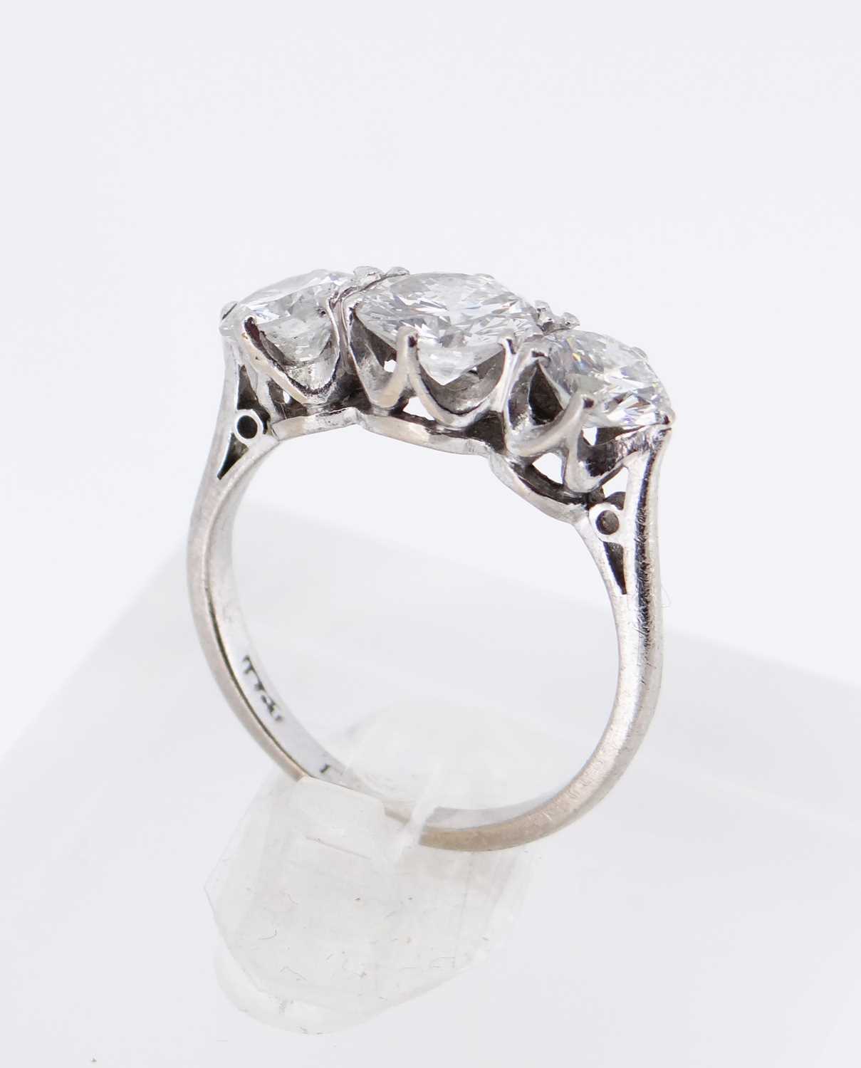 18CT WHITE GOLD THREE STONE DIAMOND RING - Image 3 of 6