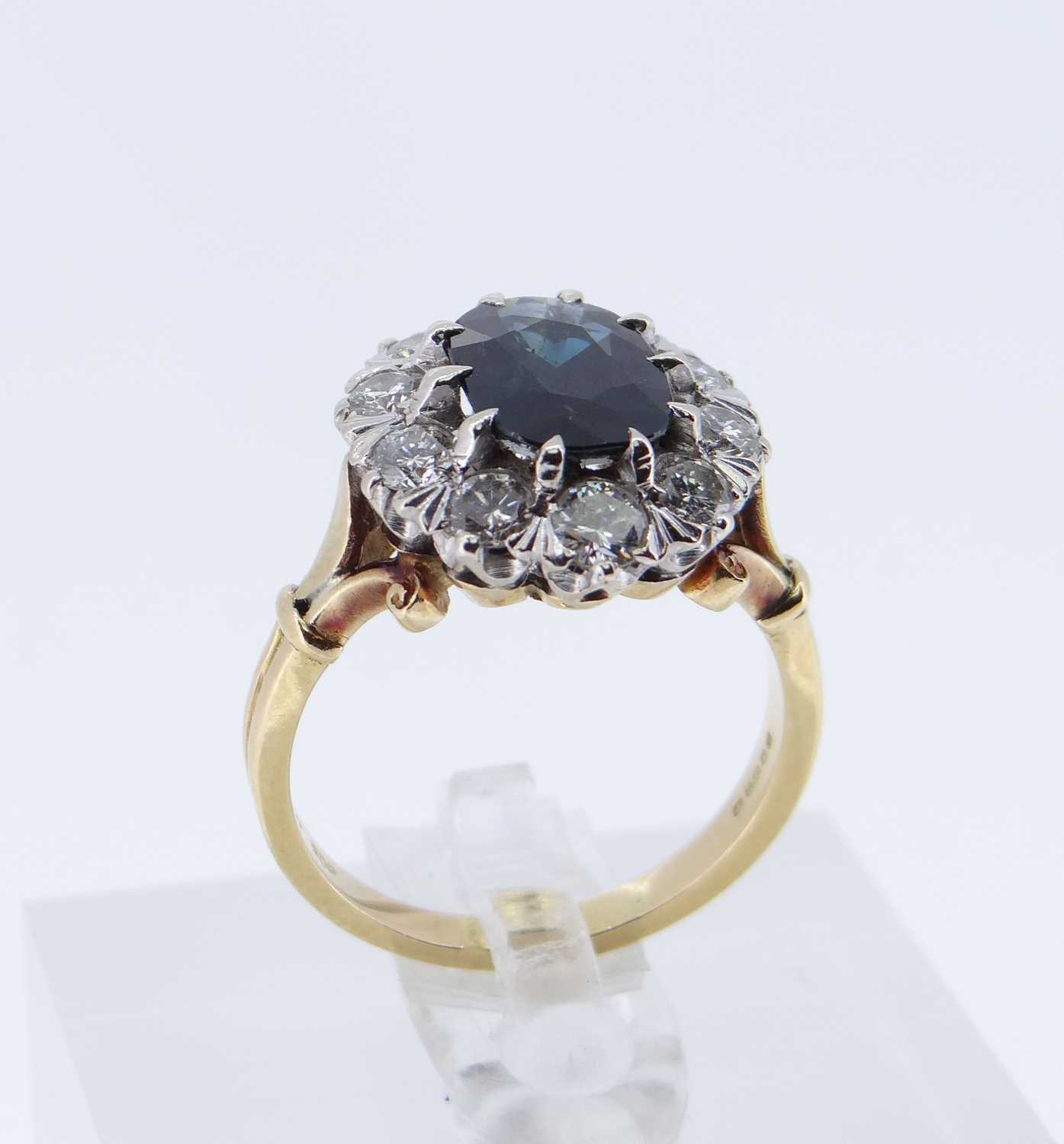 18CT GOLD SAPPHIRE & DIAMOND CLUSTER RING - Image 2 of 10