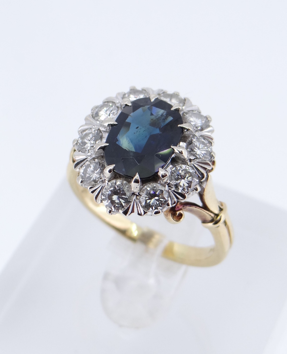 18CT GOLD SAPPHIRE & DIAMOND CLUSTER RING - Image 10 of 10