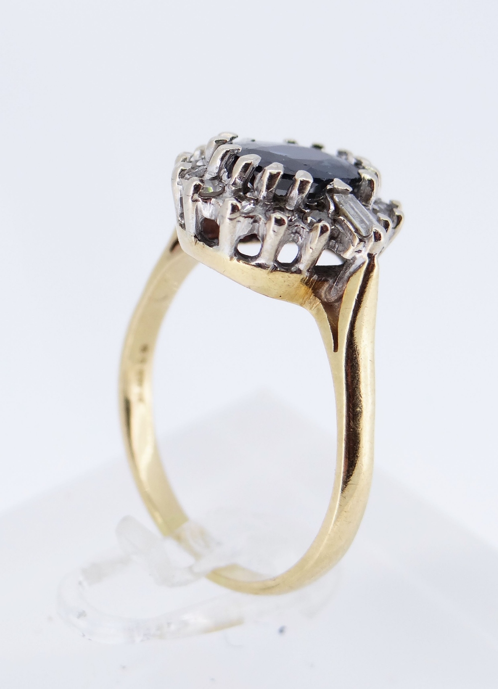 18CT GOLD SAPPHIRE & DIAMOND CLUSTER RING - Image 6 of 8