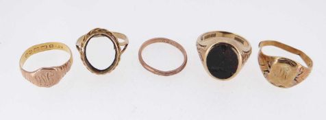 ASSORTED GOLD JEWELLERY, comprising 18ct gold signet ring (cut), 9ct gold bloodstone ring, 22ct gold