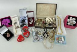 QUANTITY OF MIXED COSTUME JEWELLERY, including silver bow brooch, silver double link foliate