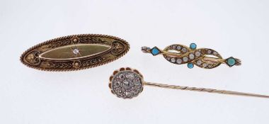ASSORTED JEWELLERY comprising 15ct gold diamond set brooch, yellow metal diamond cluster hat pin and