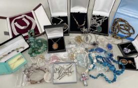 ASSORTED MODERN JEWELLERY comprising various silver gilt necklaces, pendants on chains, chunky
