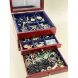 MODERN JEWELLERY BOX & CONTENTS comprising various costume jewellery including animal brooches,