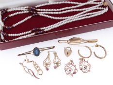 ASSORTED JEWELLERY including various 9ct gold jewellery comprising two 9ct gold bar brooches, 9ct