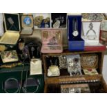 GOOD SELECTION OF VICTORIAN & LATER JEWELLERY - pinchbeck brooch, bracelet, earrings, 9ct and
