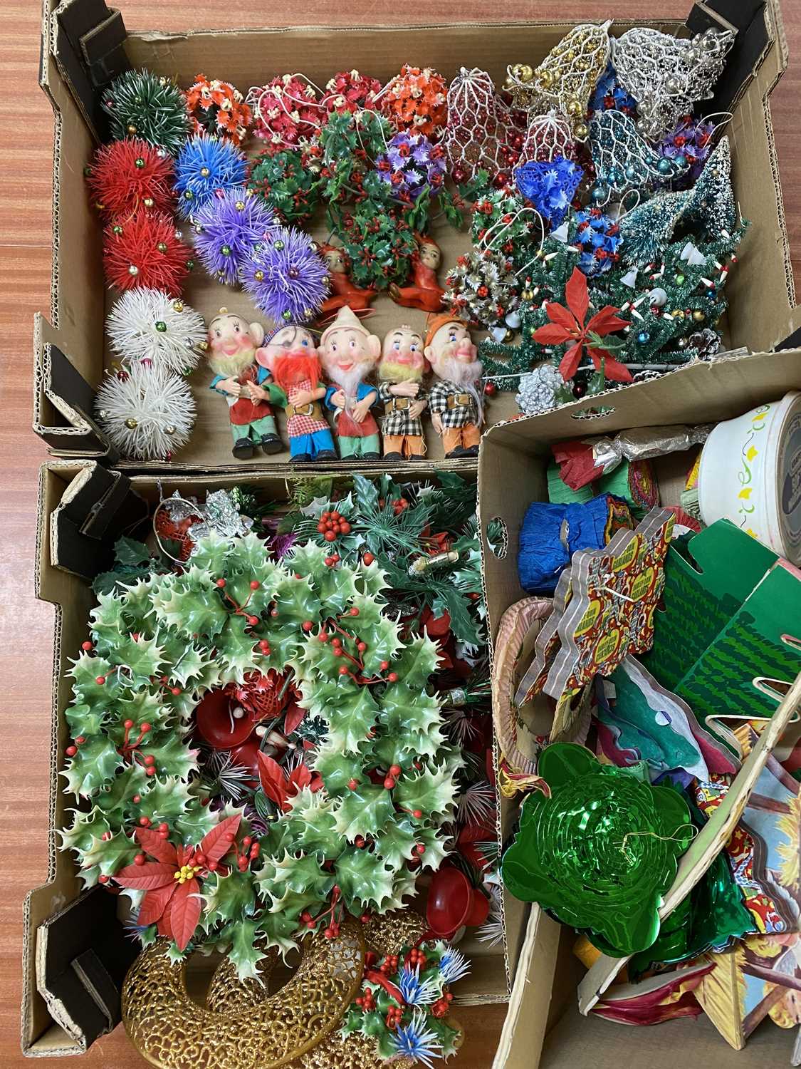 VINTAGE CHRISTMAS DECORATIONS - mid-century honeycomb paper decorations and streamers, figures to - Image 2 of 2