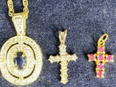 A TINY GOLD CRUCIFIX WITH PINK STONES - 1.1cms L, 1.2grms, a 9ct gold and cz encrusted crucifix, 1.