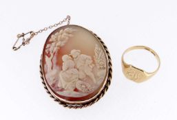 9CT GOLD SIGNET RING & 9CT GOLD FRAMED CAMEO, ring 5g, cameo carved with pair of lovers, 4.6 x 3.7cm