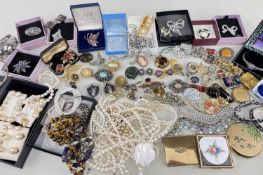 LARGE QUANTITY ASSORTED MODERN JEWELLERY comprising various bar brooches including cameos, various
