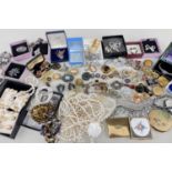 LARGE QUANTITY ASSORTED MODERN JEWELLERY comprising various bar brooches including cameos, various