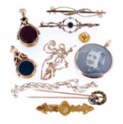 ASSORTED JEWELLERY comprising two revolving fobs set with bloodstones, sardonyx and a carnelian, 9ct