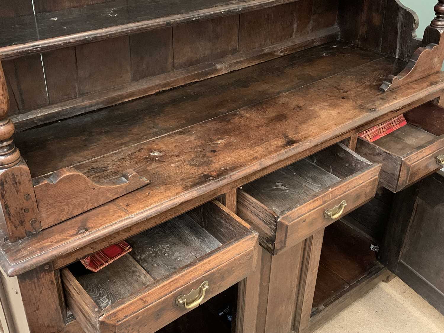 EARLY 19th CENTURY OAK WELSH DRESSER, the two shelf canopy rack with turned and block supports, - Image 2 of 5