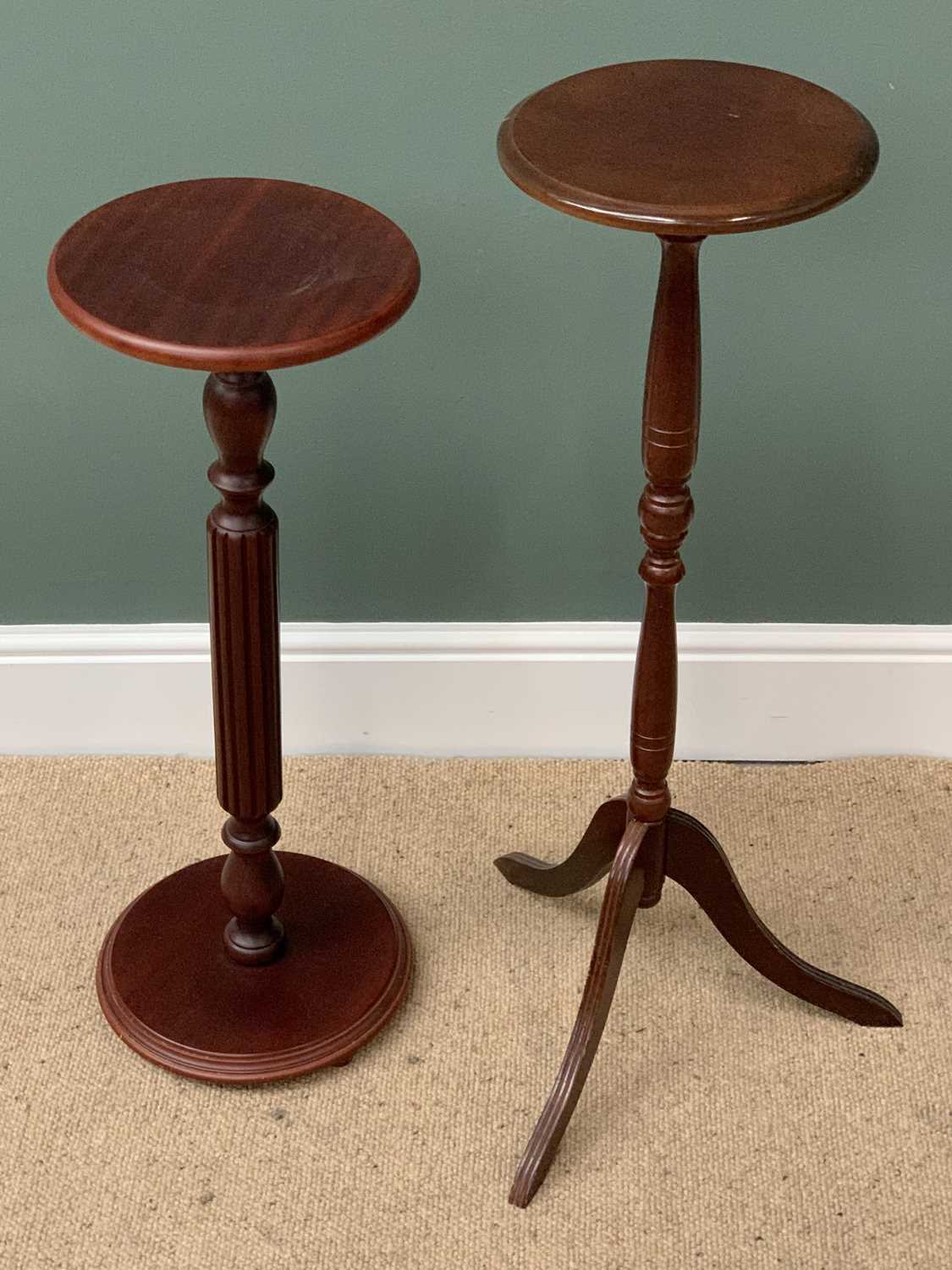 MID CENTURY EXTENDING DINING TABLE, 75cms H, 148cms W, 107cms D, with four matching chairs, 100cms - Image 5 of 5