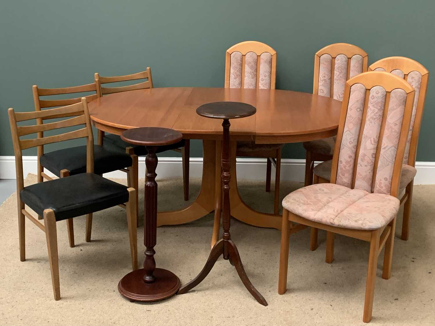 MID CENTURY EXTENDING DINING TABLE, 75cms H, 148cms W, 107cms D, with four matching chairs, 100cms