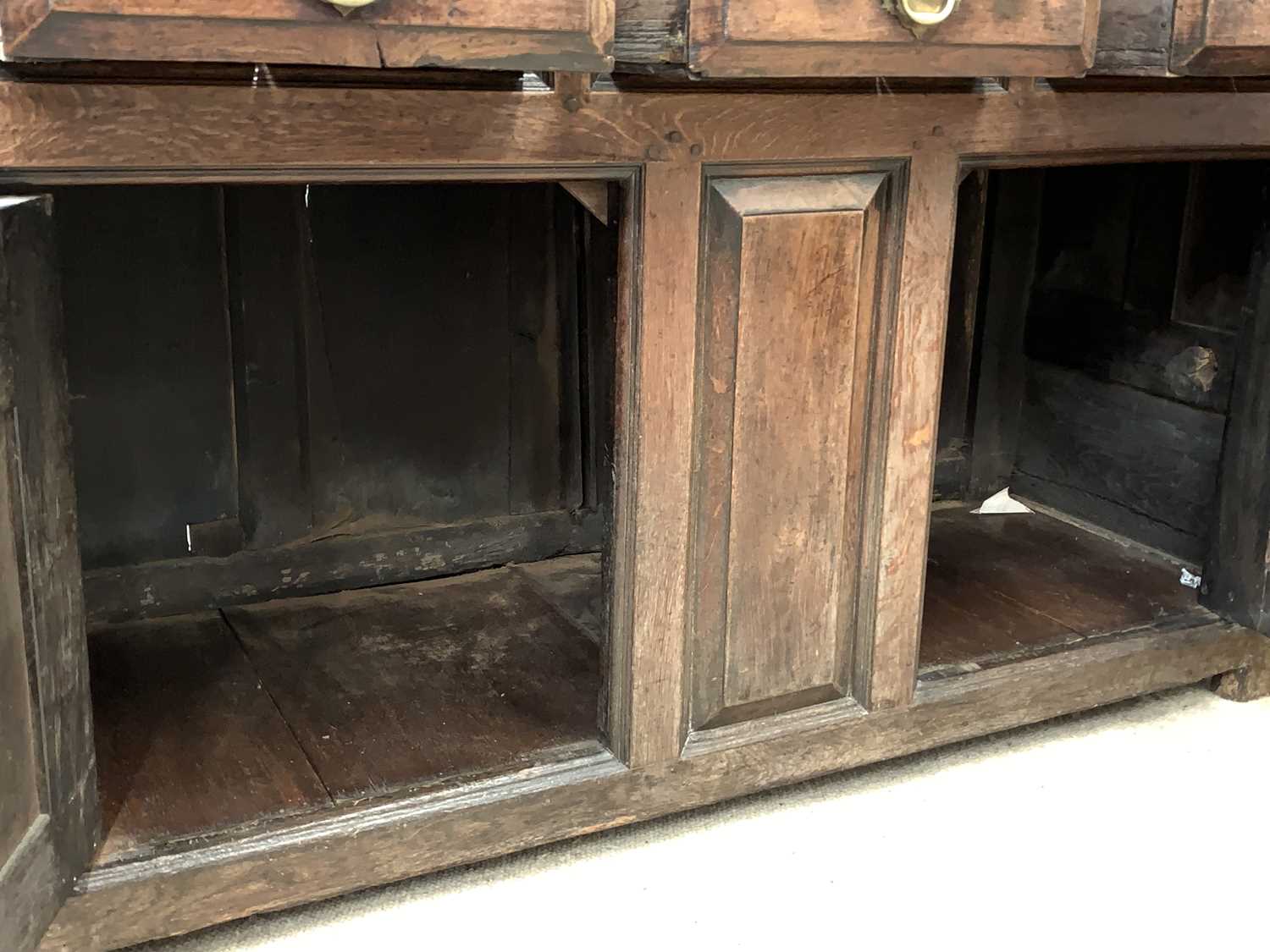 EARLY 19th CENTURY OAK WELSH DRESSER, the two shelf canopy rack with turned and block supports, - Image 5 of 5