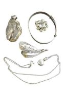 A SMALL PARCEL OF MIXED SILVER JEWELLERY - to include a 935 leaf brooch, 4grms, a fine 925 chain,