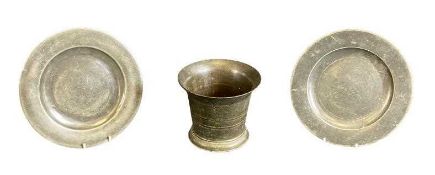 ANTIQUE BRONZE MORTAR and a pair of pewter plates with foldover rims and Irish touch marks, 14cms H,