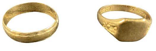 GENT'S 9CT GOLD RINGS (2) including a signet ring, size W and a patterned edge wedding band, size X,