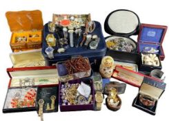 VINTAGE VANITY CASE & SMALLER JEWELLERY BOXES & CONTENTS of mainly costume jewellery, lady's and