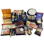 VINTAGE VANITY CASE & SMALLER JEWELLERY BOXES & CONTENTS of mainly costume jewellery, lady's and