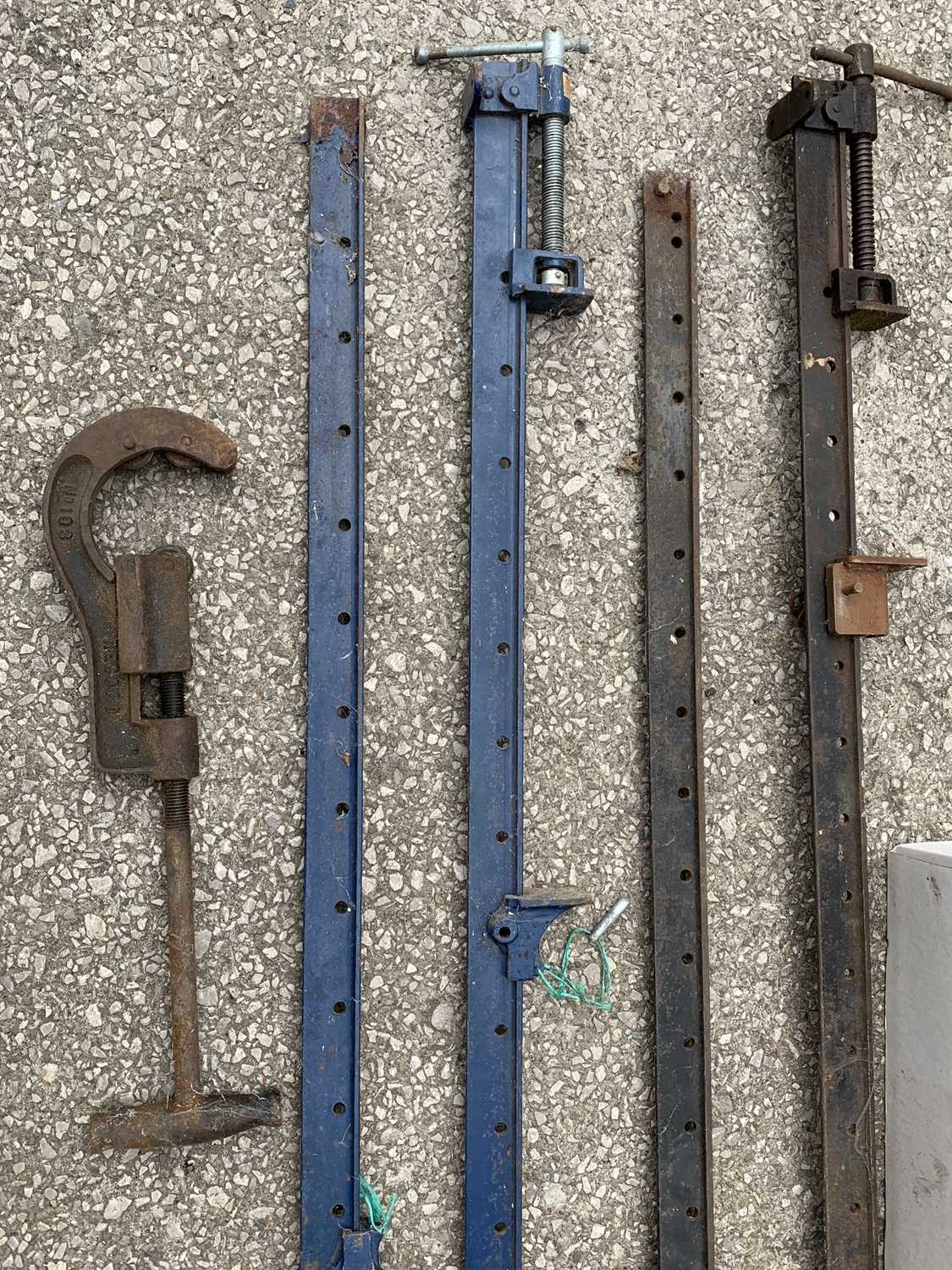 WORKSHOP TOOLS to include sash clamps, no. 3 vice, Record no. 103 pipe cutter, AL-KO towing ball and - Image 4 of 6