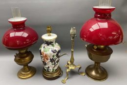 BRASS PULLMAN TABLE LAMP, two vintage style oil lamps with red shades, a Masons style porcelain lamp